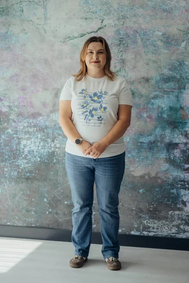 Ania przed stylizacją: biały t-shirt z kwiatowym nadrukiem i proste jeansy